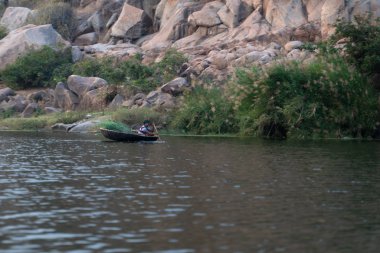 Hampi, Hindistan - 1 Şubat 2019: Teknede yüzen adam.