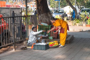 Mumbai, Hindistan - Juary 16, 2019: Hintli kadına meyve satan adam