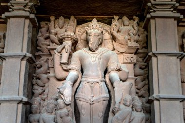 Khajuraho tapınağının içindeki heykeller ve manzara, Hindistan.