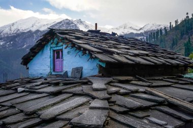 Tosh, Hindistan - 20 Kasım 2018: Tosh'ta geleneksel himachal evi