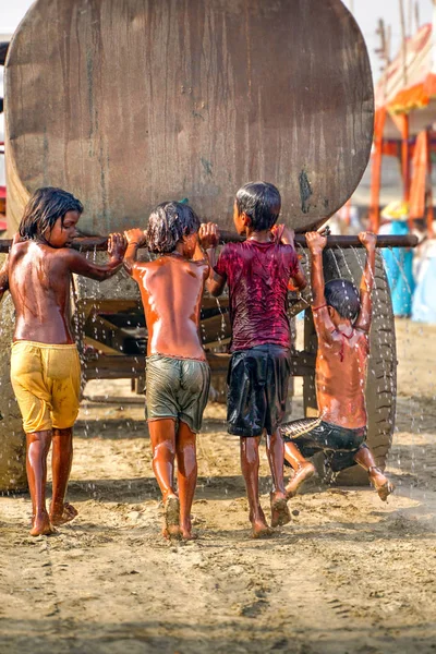 Варанаси Индия Ноября 2018 Года Индийские Дети Играют Резервуаром Воды — стоковое фото