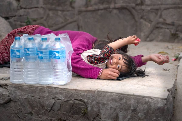 Kathmandu Nepál Březen 2019 Prodavač Vody Spící Ulici Dítětem — Stock fotografie