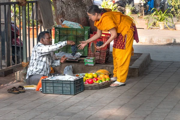 Bombaj Indie Juary 2019 Człowiek Sprzedaje Owoce Dla Indian Woman — Zdjęcie stockowe