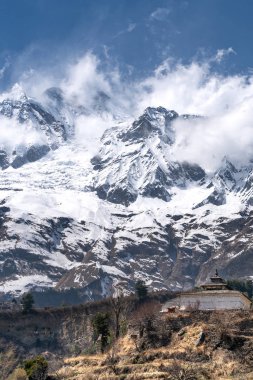 Nepal. Annapurna patikası görünümü. Dhaulagiri zirvesi ve Budist Manastırı manzarası.