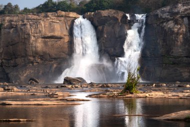Hindistan'da Athirappilly Şelaleler Görünümü