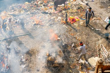Varanasi, Hindistan - 13 Temmuz 2019: Ölü yakma ritüeli
