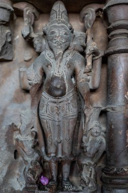 Khajuraho tapınağının içindeki heykeller ve manzara, Hindistan.