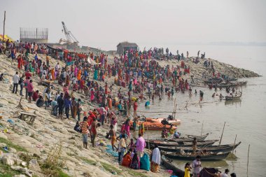 Varanasi, Hindistan - 9 Kasım 2018: Ganga'nın kutsal suyunda yıkanan insanlar