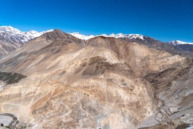 Spiti vadisinde yol üzerinde Dağ manzarası, Hindistan.