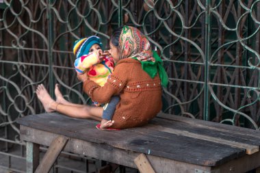 Mumbai, Hindistan - Juary 16, 2019: Hintli kız kız kardeşi ile bebek bakıcılığı.