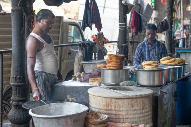 Mumbai, Hindistan - Juary 16, 2019: Hint sokak yemekleri pişiren erkekler