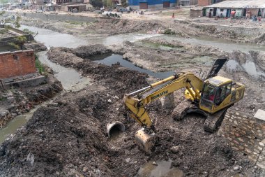 Katmandu, Nepal - 18 Mart 2019: ekskavatör çalışıyor