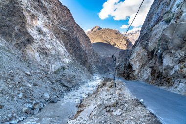 Spiti vadisinde yol üzerinde Dağ manzarası, Hindistan.