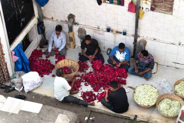Mumbai, Hindistan - Juary 16, 2019: İnsanlar satmak için çiçek hazırlıyor
