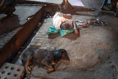 Evsiz adam köpek ile sokakta uyku