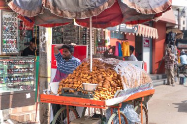 Hampi, Hindistan - 31 Ocak 2019: Rusk satan Hintli erkekler.