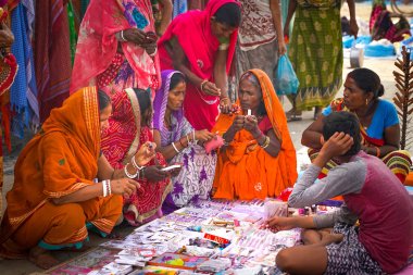 Varanasi, Hindistan - 9 Kasım 2018: Pazara bakan kadınlar