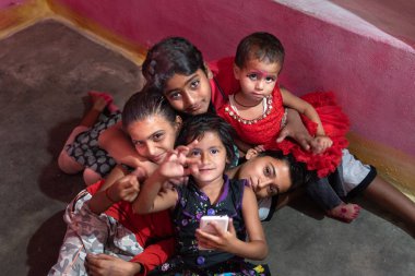 Khajuraho, Hindistan - 13 Nisan 2019: genç aile üyeleri bir arada