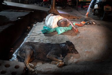 Evsiz adam köpek ile sokakta uyku