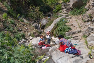 Githe, Nepal - 9 Mart 2019: Nepalli aile çamaşır yıkama