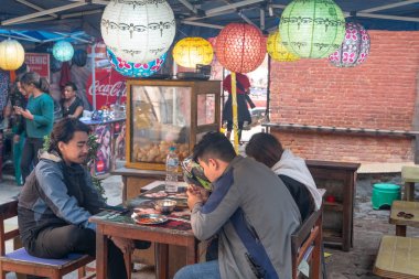 Bhaktapur, Nepal - 19 Mart 2019: yerel sokak yemekleri restoranı