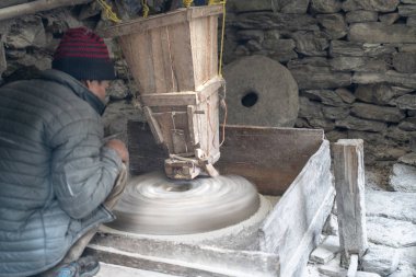 Annapurna yolu, Nepal - 28 Temmuz 2019:Nepal'deki nehir değirmeni.