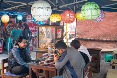 Bhaktapur, Nepal - 19 Mart 2019: yerel sokak yemekleri restoranı