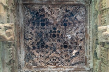 Khajuraho tapınağının içindeki heykeller ve manzara, Hindistan.