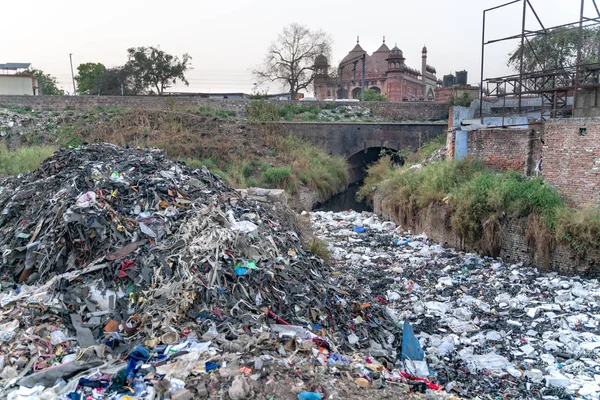 インドのゴミ事情の見方 — ストック写真