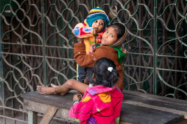 Mumbai India Juary 2019 Niñera India Con Hermana — Foto de Stock