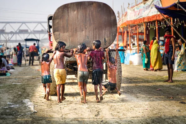 Varanasi Indie Listopadu 2018 Indické Děti Hrají Nádržím Vodu — Stock fotografie