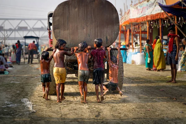 バラナシ インド 11月 2018 水槽で遊ぶインドの子供たち — ストック写真