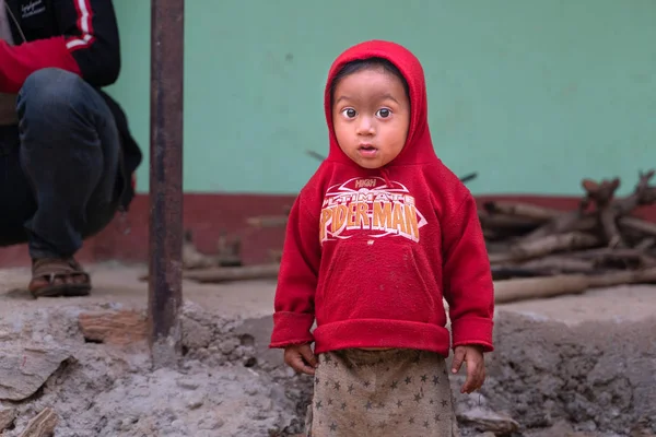 Sipaghat, Nepal - 28 Temmuz 2019: Köyden küçük çocuk