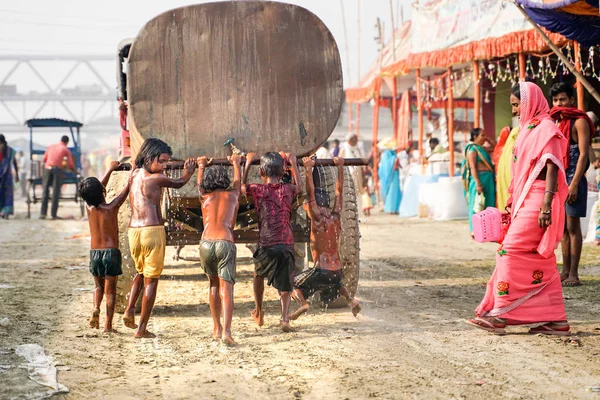 Varanasi Indie Listopadu 2018 Indické Děti Hrají Nádržím Vodu — Stock fotografie