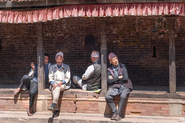 Bhaktapur Nepal Marzo 2019 Ancianos Sentados Relajados — Foto de Stock