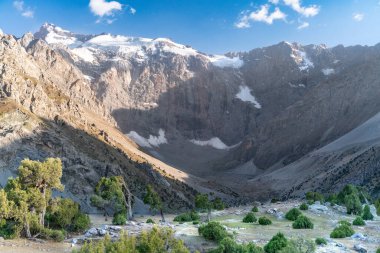 Pamir sıradağları manzarası ve Tacikistan 'daki Fann Dağları' ndaki Kulikalon Gölü 'ndeki huzurlu kamp alanı. Saf buz gölünün rengarenk yansıması.