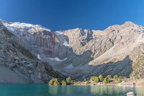 塔吉克斯坦Fann山区Kulikalon湖上的Pamir山脉景观与和平营地 在纯净的冰湖中追求五彩斑斓的倒影 — 图库照片