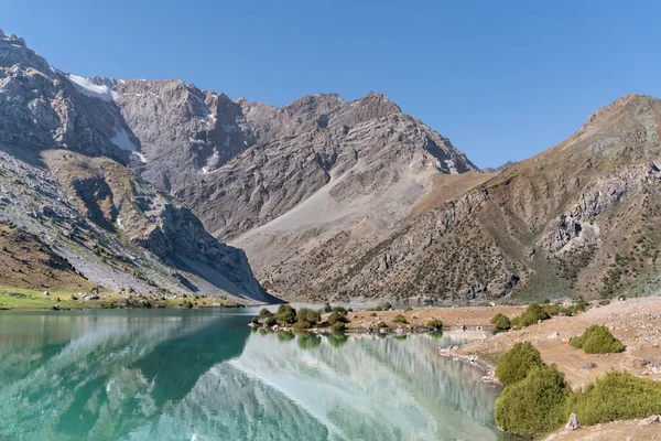 Vista Cordillera Pamir Camping Tranquilo Lago Kulikalon Las Montañas Fann — Foto de Stock