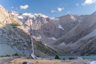 Pamir sıradağları manzarası ve Tacikistan 'daki Fann dağlarındaki Kulikalon Gölü' ndeki huzurlu kamp alanı.