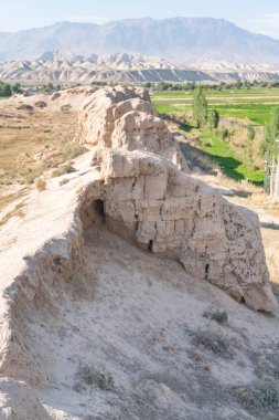 Eski yıkılmış Koshoy Korgon şehrinin manzarası ve Kırgızistan 'daki kil şehir duvarı.