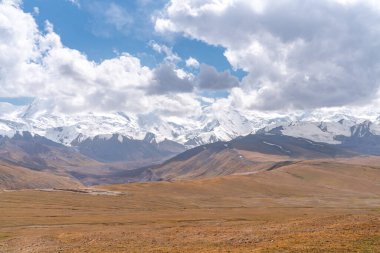 Kırgızistan 'ın kar zirveleri ve vahşi doğayla dolu muhteşem manzarası.