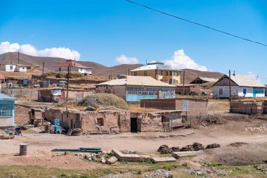 Kırgızistan 'da küçük bir Sovyet çağı köyü manzarası