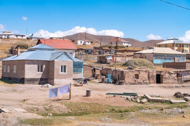 Kırgızistan 'da küçük bir Sovyet çağı köyü manzarası