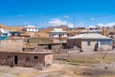 Kırgızistan 'da küçük bir Sovyet çağı köyü manzarası