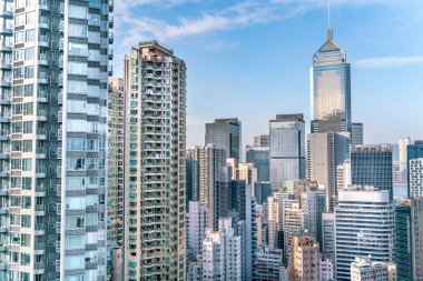 Çatıdan Hong Kong şehrinin muhteşem manzarası gökdelenlerle dolu..