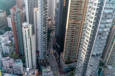 Çatıdan Hong Kong şehrinin muhteşem manzarası gökdelenlerle dolu..
