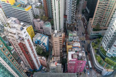 Çatıdan Hong Kong şehrinin muhteşem manzarası gökdelenlerle dolu..