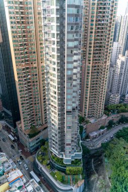 Çatıdan Hong Kong şehrinin muhteşem manzarası gökdelenlerle dolu..