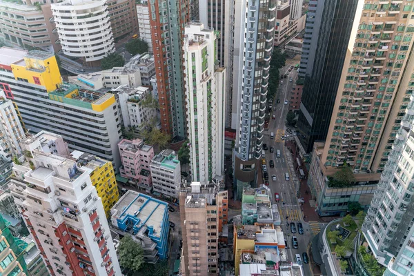 Çatıdan Hong Kong şehrinin muhteşem manzarası gökdelenlerle dolu..
