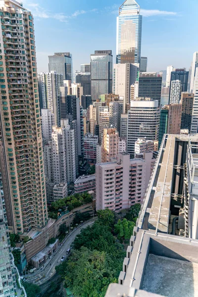 屋上から高層ビルが立ち並ぶ香港の街並みの絶景 — ストック写真